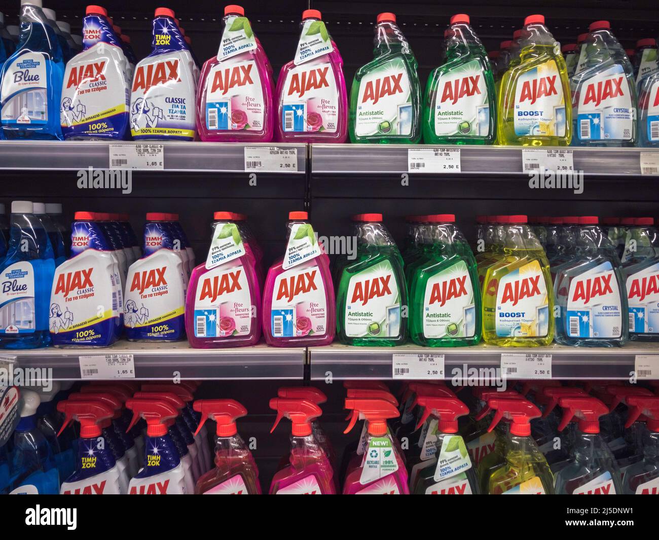 LES produits AJAX en vente au supermarché. L'intérieur du magasin est exposé avec des bouteilles en plastique de verre ménager et de liquides de nettoyage de surfaces et de détergents, ainsi que des étiquettes de prix. Banque D'Images