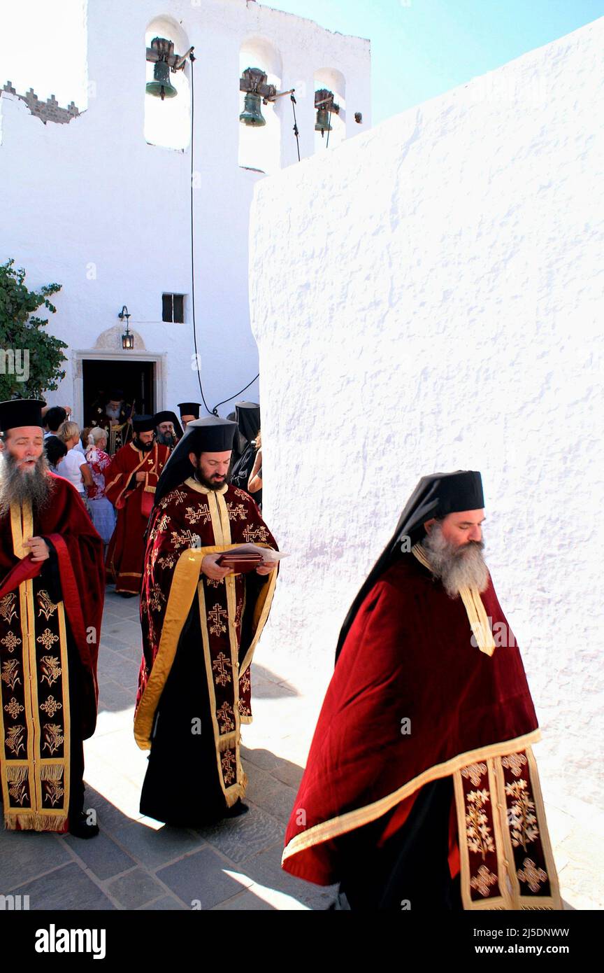 Grèce, île de Patmos, les prêtres orthodoxes exécutent une cérémonie religieuse à la ville de Hora, août 14 2006. Banque D'Images