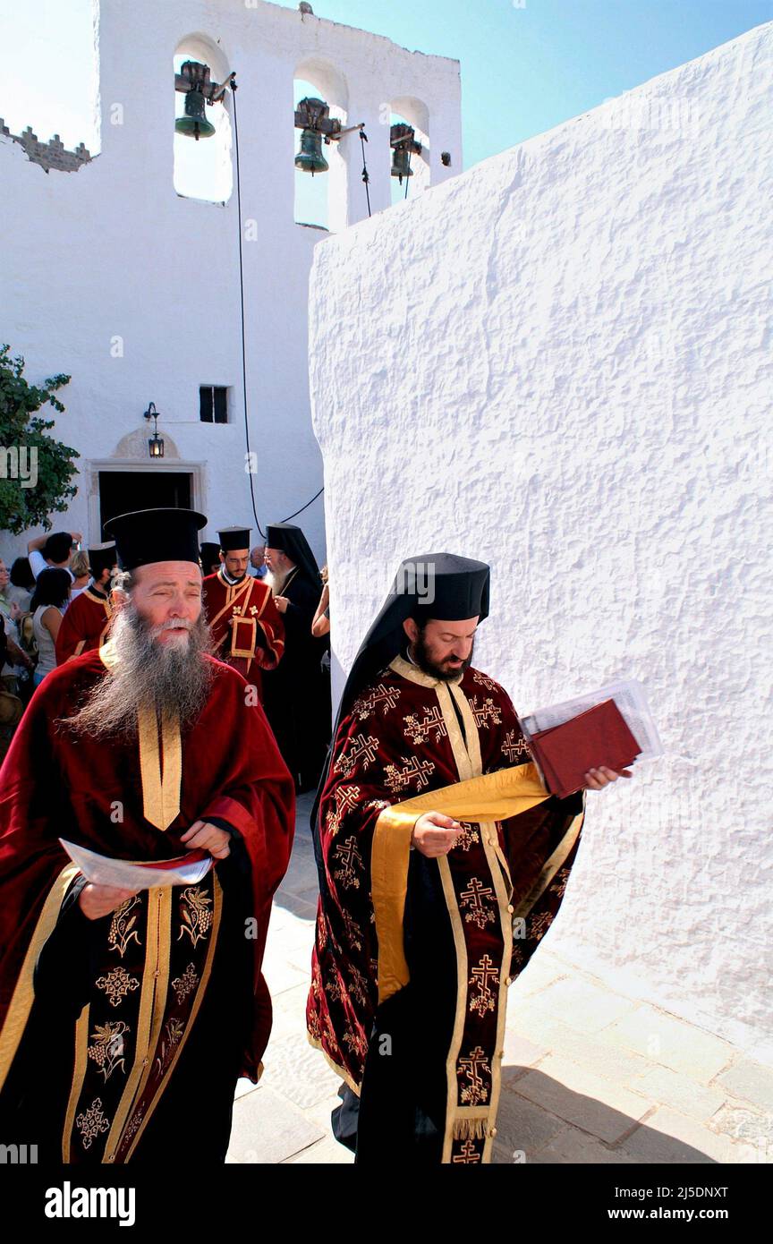 Grèce, île de Patmos, les prêtres orthodoxes exécutent une cérémonie religieuse à la ville de Hora, août 14 2006. Banque D'Images