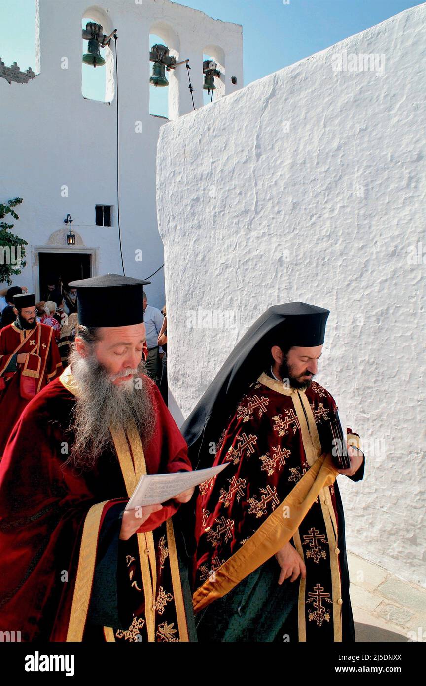 Grèce, île de Patmos, les prêtres orthodoxes exécutent une cérémonie religieuse à la ville de Hora, août 14 2006. Banque D'Images