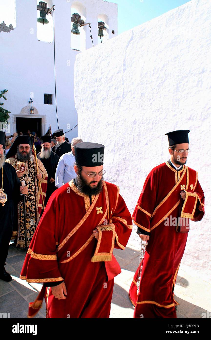 Grèce, île de Patmos, les prêtres orthodoxes exécutent une cérémonie religieuse à la ville de Hora, août 14 2006. Banque D'Images