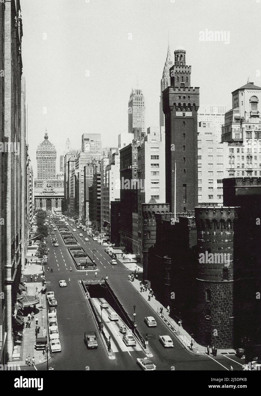 Park Avenue à East 33rd Street, en direction du nord jusqu'à Grand Central terminal et Helmsley Building, New York City, New York, États-Unis, Angelo Rizzuto, Collection Anthony Angel, septembre 1958 Banque D'Images