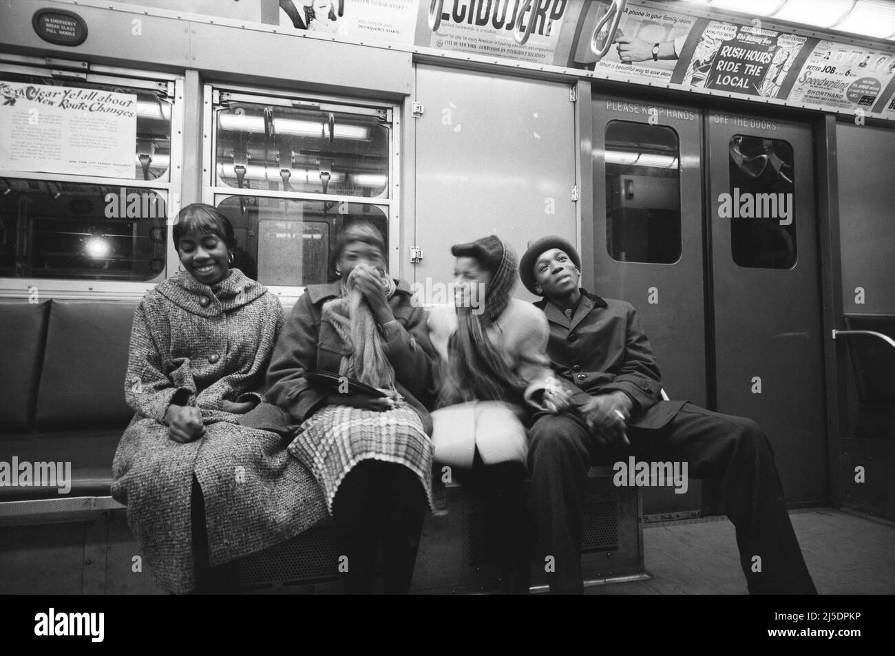 Quatre jeunes adultes qui partagent rire sur Subway, New York, New York, USA, Angelo Rizzuto, Collection Anthony Angel, février 1959 Banque D'Images