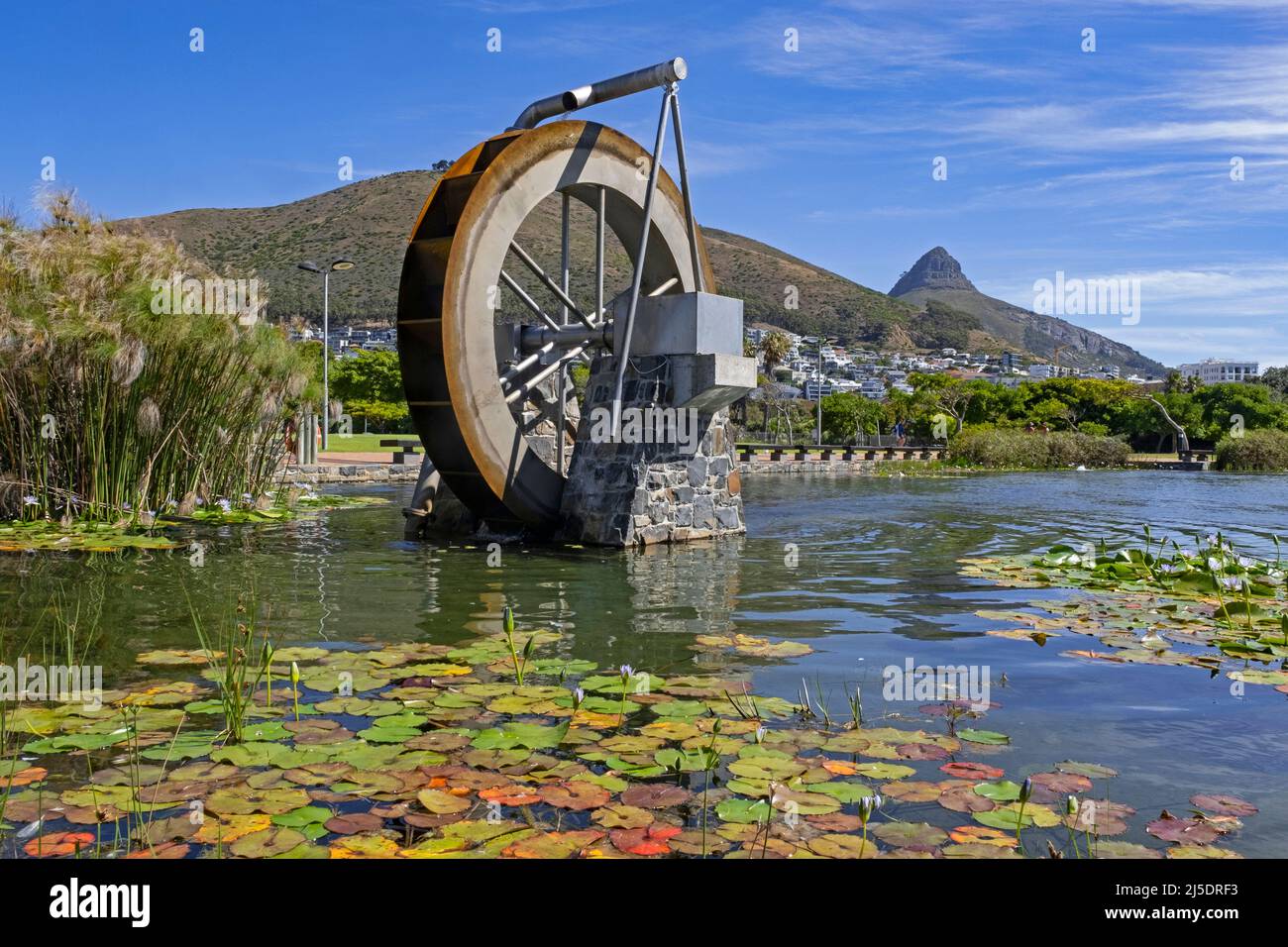Waterwheel au parc urbain de Green point et signal Hill / Seinheuwel au loin, le Cap / Kaapstad, province du Cap occidental, Afrique du Sud Banque D'Images
