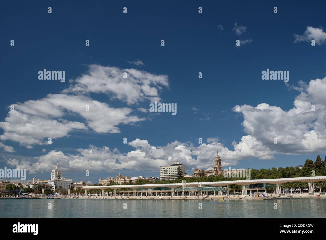 Vue sur Malaga depuis le port. Andalousie, Espagne. Banque D'Images