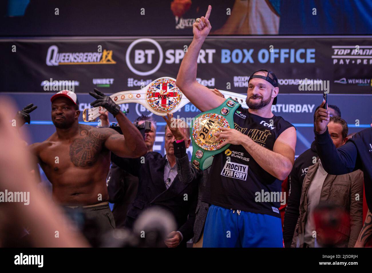 LONDRES, ANGLETERRE - AVRIL 22 : (R-L) les boxers Tyson Fury et Dillian Whyte posent pour des photos lors de l'événement officiel Weigh INS for Fury v Whyte au Boxepark le 22 avril 2022, à Londres, en Angleterre, au Royaume-Uni. (Photo de Matt Davies/PxImages) crédit: PX Images/Alamy Live News Banque D'Images