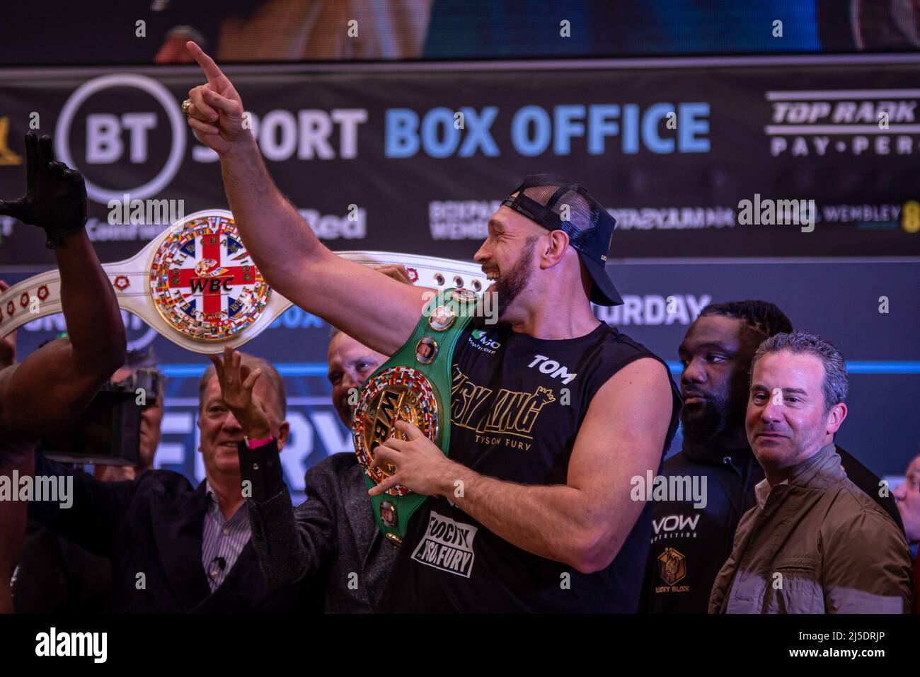 LONDRES, ANGLETERRE - AVRIL 22 : le boxeur Tyson Fury pose pour des photos lors du concours officiel de son combat contre Dillian Whyte au Boxepark le 22 avril 2022, à Londres, en Angleterre, au Royaume-Uni. (Photo de Matt Davies/PxImages) crédit: PX Images/Alamy Live News Banque D'Images