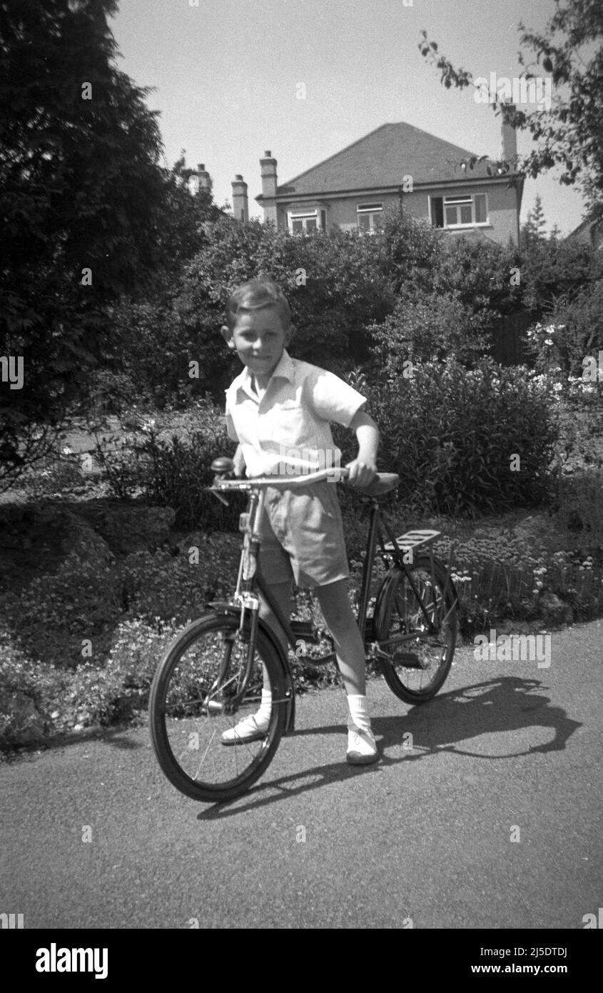 1960s, historique, un garçon debout à cheval sur un chemin dans un parc de banlieue, Angleterre, Royaume-Uni. Banque D'Images