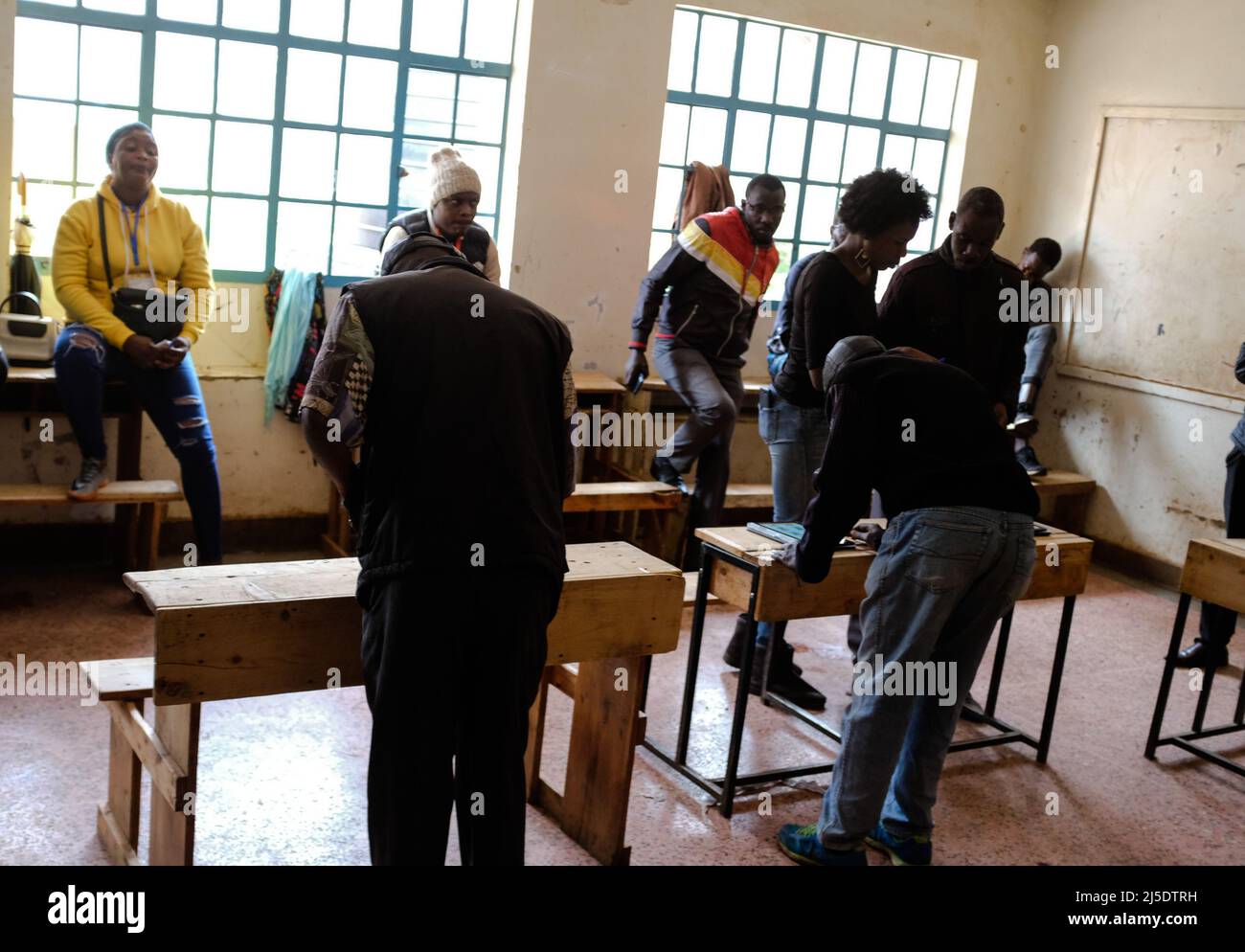 Nairobi, Kenya. 22nd avril 2022. Les électeurs ont voté lors des nominations du parti du mouvement démocratique Orange (ODM) à l'école primaire Ayany dans le bidonville Kibera de Nairobi. Au cours des nominations politiques kenyanes, une poignée de partisans se sont présentés en nombre pour désigner les candidats de leur choix et les intérêts en lice pour des postes électoraux de différents partis politiques qui les mèneront jusqu'aux élections générales du 9th août 2022 s'il ou elle se qualifiait dans le cadre des nominations. (Credit image: © Donwilson Odhiambo/ZUMA Press Wire) Credit: ZUMA Press, Inc./Alamy Live News Banque D'Images