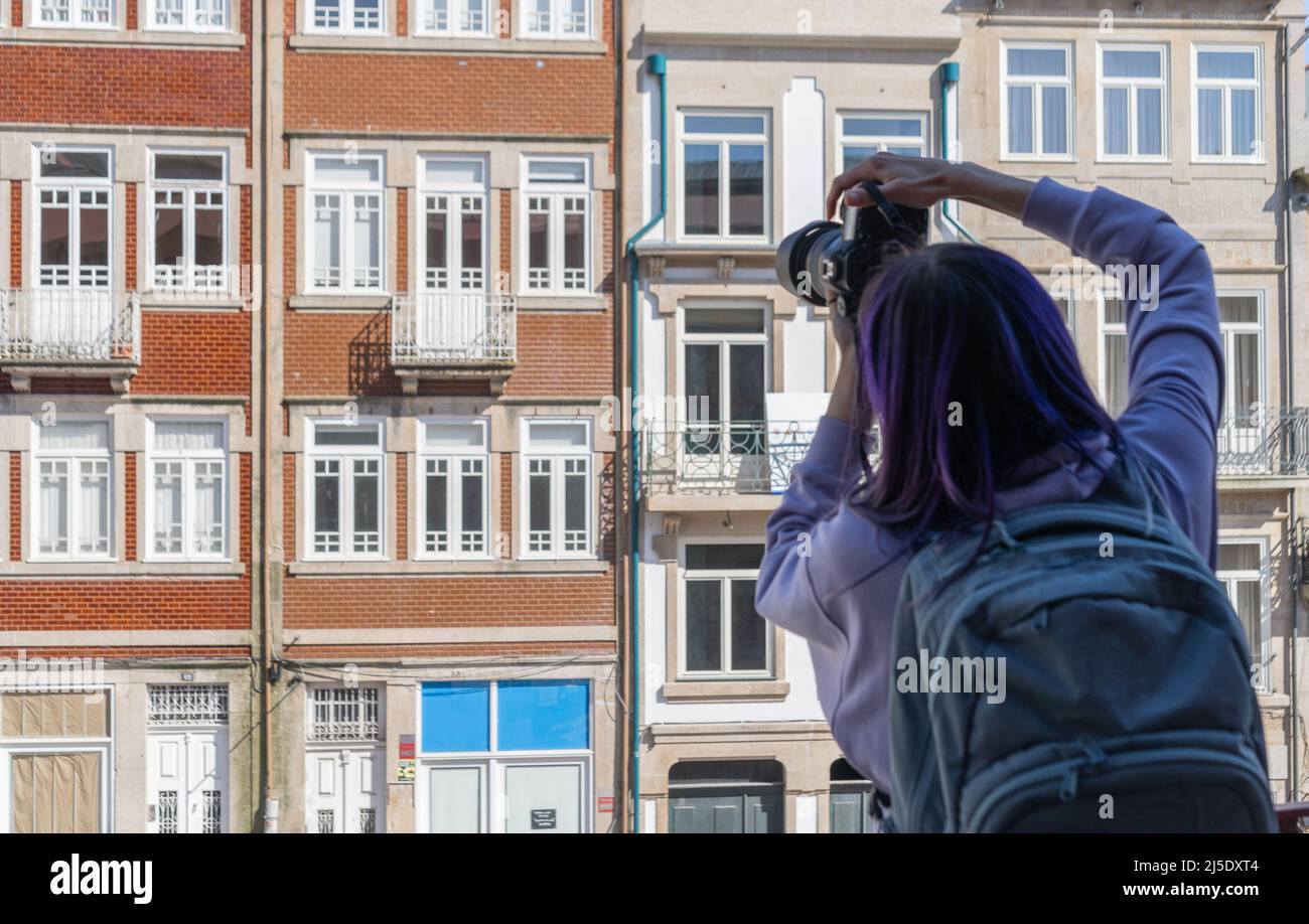 Femme Prenez une photo des façades de maisons traditionnelles de Porto, Portugal Banque D'Images