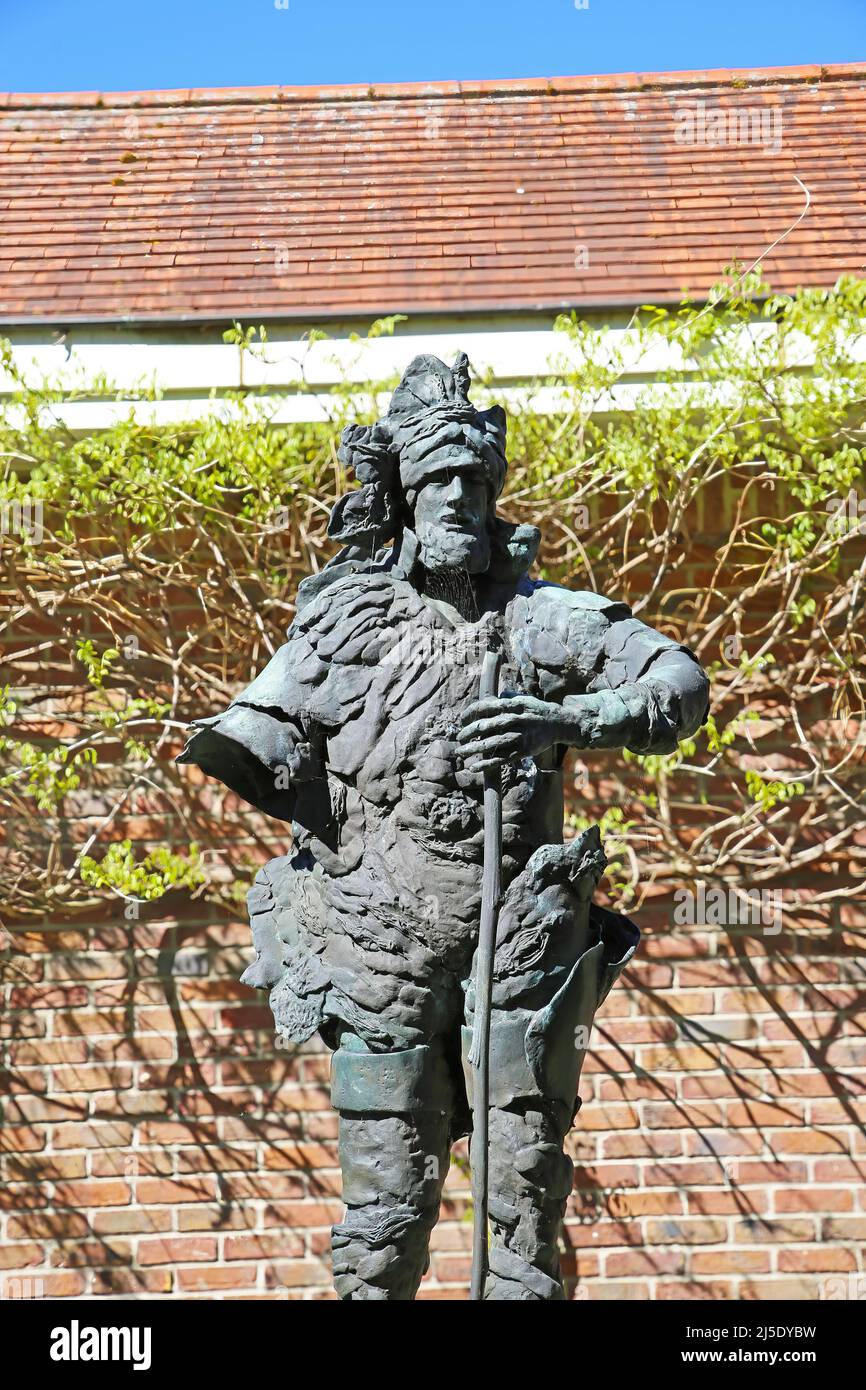 Lier, Belgique - avril 9. 2022: Gros plan de la statue en bronze du Saint-Gummarus, fond de mur Banque D'Images