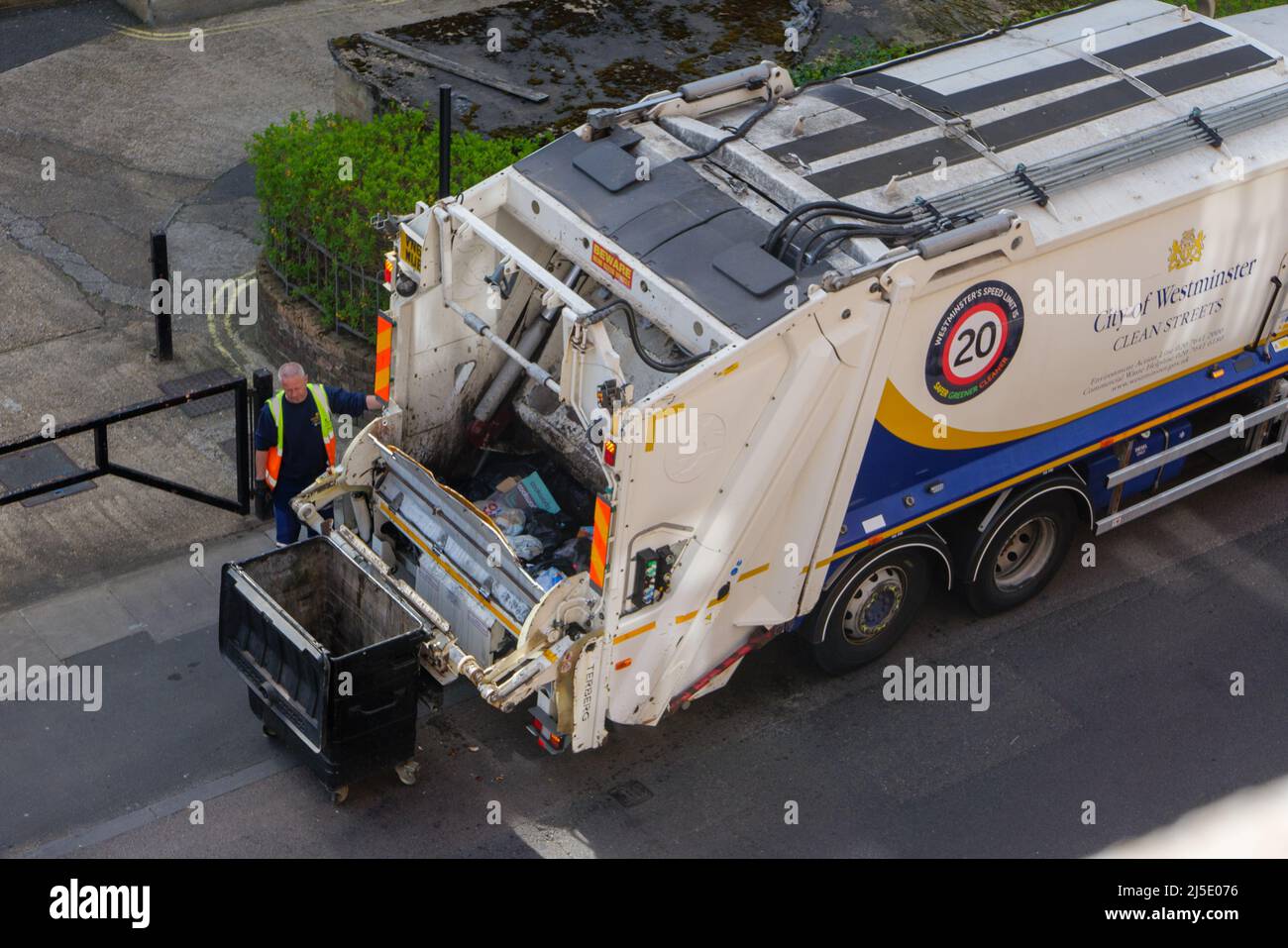 Londres, Royaume-Uni-17.04.22 : un camion-chargeuse arrière collectant des déchets dans une ville de Westminster, dans le centre de Londres Banque D'Images