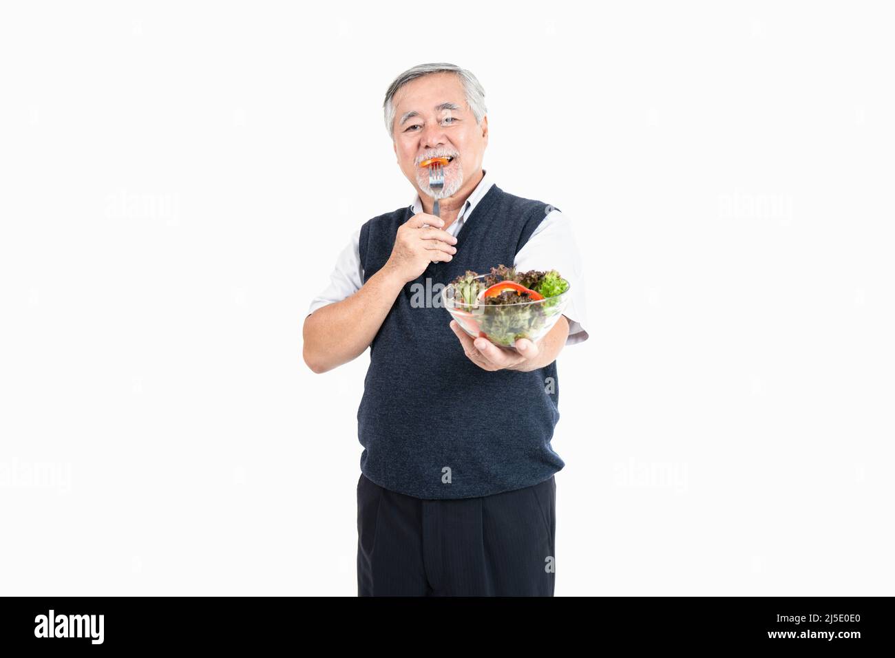 Homme âgé en bonne santé qui mange une salade, soins de santé de sexe masculin mangez des légumes et des aliments utiles espace de copie pour votre annonce ou texte promotionnel sur moi Banque D'Images