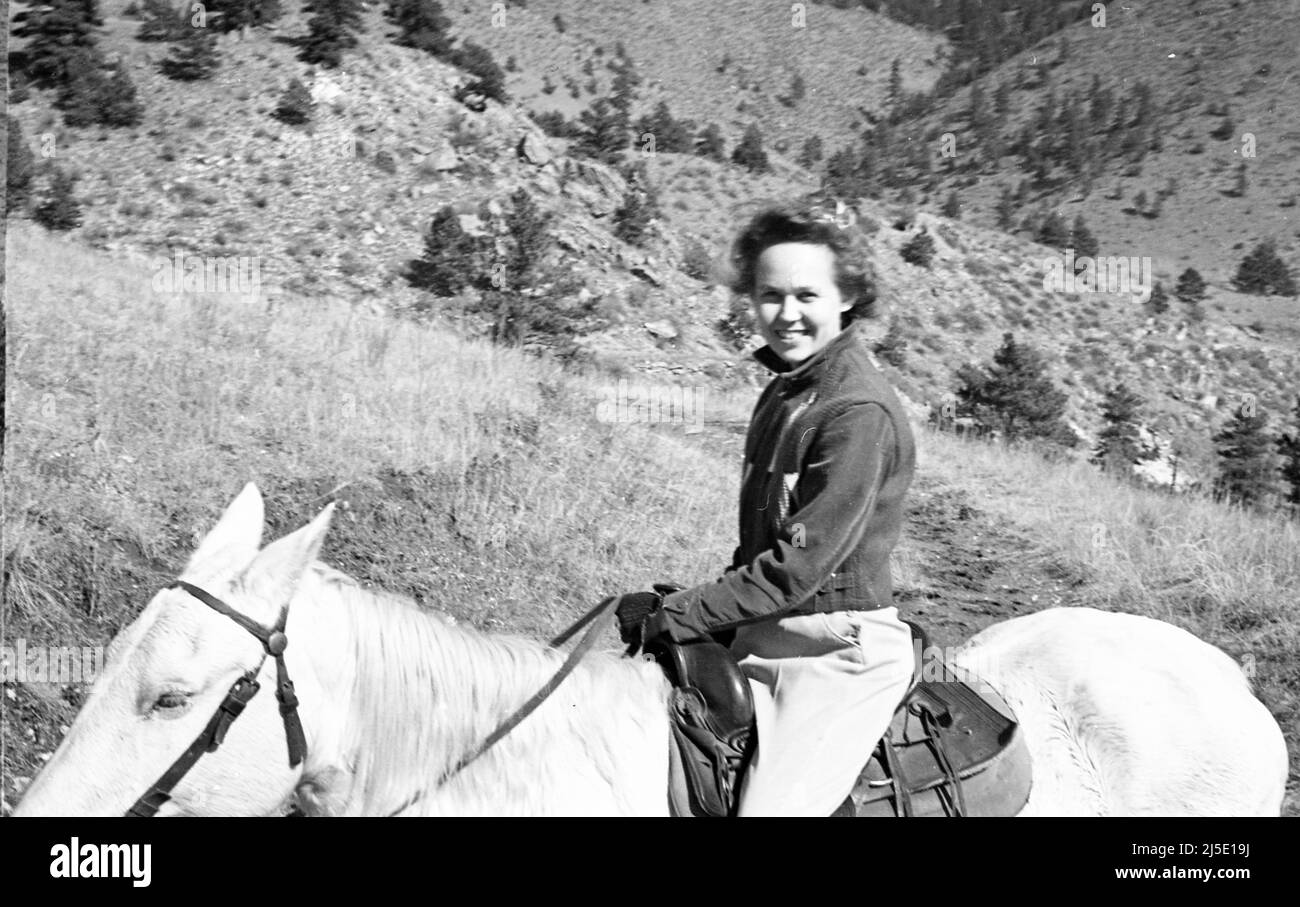 Belle femme à cheval blanc dans le Colorado, vers 1940s Banque D'Images