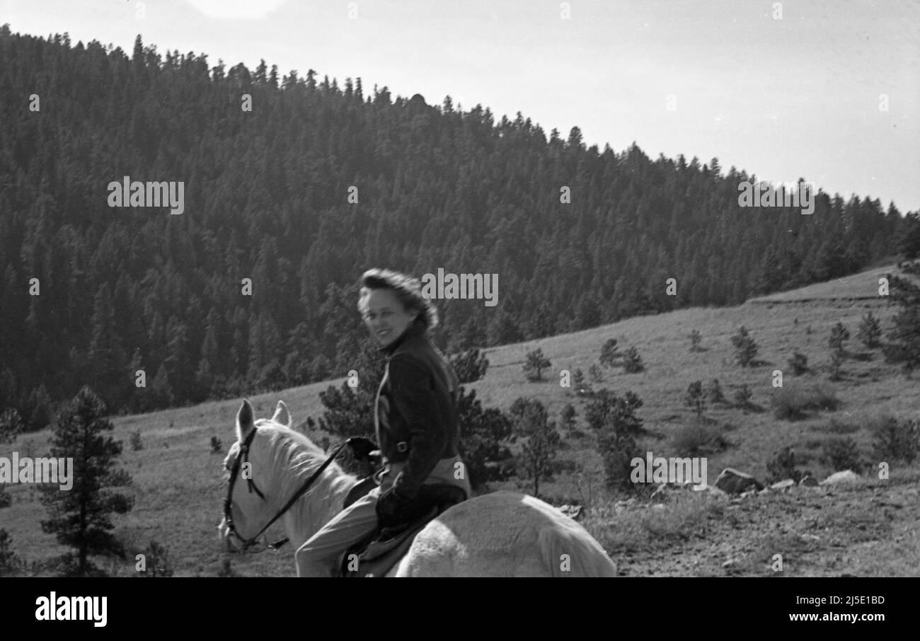 Belle femme à cheval blanc dans le Colorado, vers 1940s Banque D'Images