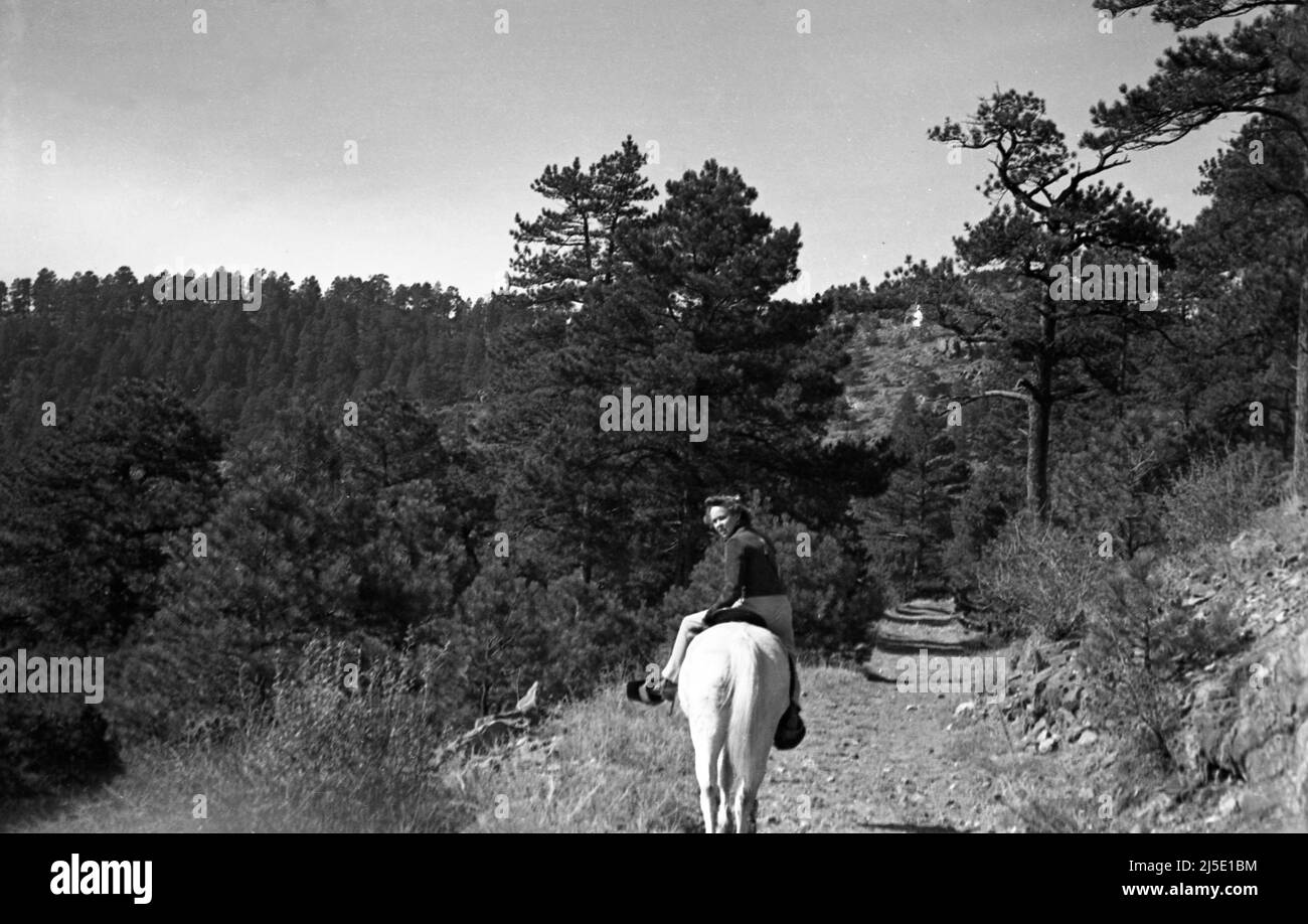 Belle femme à cheval blanc dans le Colorado, vers 1940s Banque D'Images