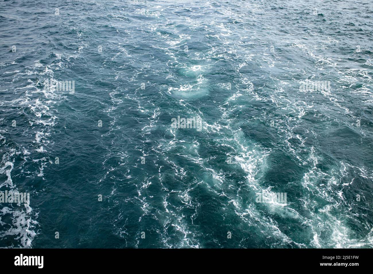 Grandes vagues avec de fortes rafales de vent vue de dessus de l'eau Banque D'Images