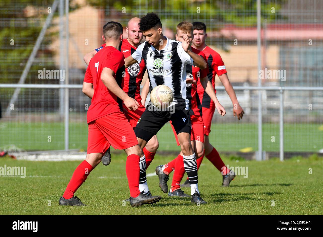 Pontardawe, pays de Galles. 16 avril 2022. Rio Booth of Pontardawe Town sous la pression de plusieurs joueurs de Dinas Powys lors du match de la Ligue du Sud-Ouest Ardal entre Pontardawe Town et Dinas Powys au parc Ynysderw à Pontardawe, pays de Galles, Royaume-Uni, le 16 avril 2022. Crédit : Duncan Thomas/Majestic Media. Banque D'Images