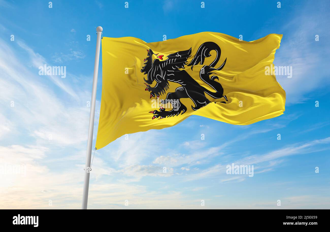 Drapeau officiel de Flandre, Belgique sur fond ciel nuageux au coucher du soleil, vue panoramique. Concept de voyage et de patriote belge. Espace de copie pour bannière large. Banque D'Images