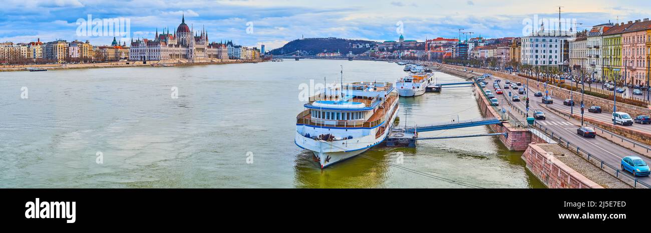 Panorama du Danube entre les quartiers de Buda et Pest avec bâtiment du Parlement, colline de Gellert, colline du château de Buda, navires amarrés et trafic sur Angelo Banque D'Images