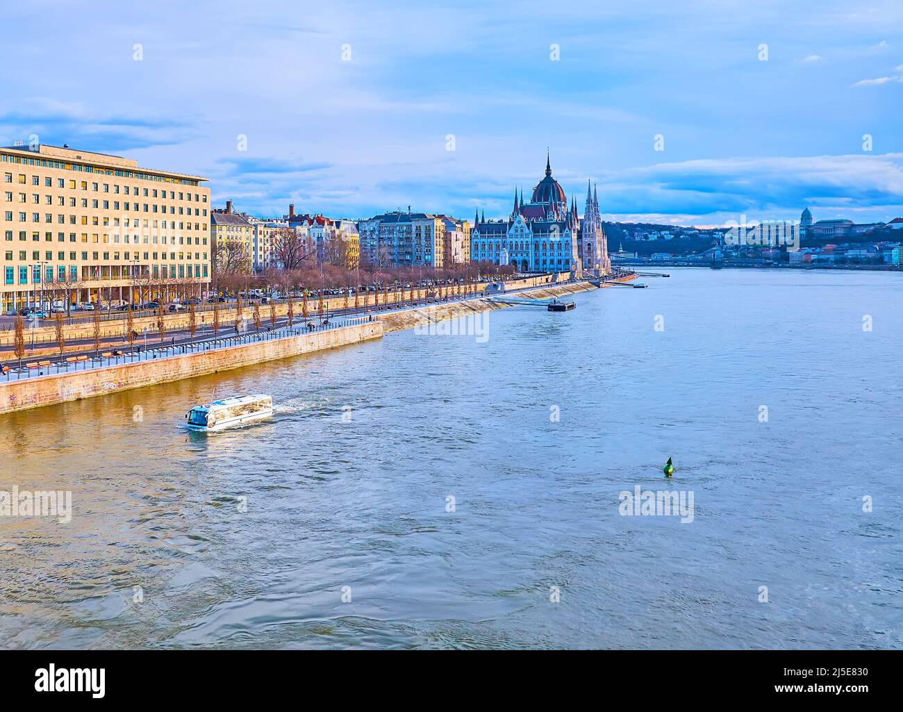 Le bus amphibie flottant sur le Danube contre le Parlement gothique, situé dans le quartier Pest, Budapest, Hongrie Banque D'Images