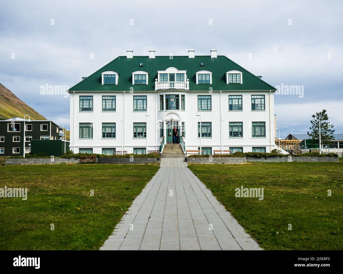 Bibliothèque publique de Ísafjörður, Islande. Situé à la Maison culturelle, qui était l'ancien hôpital régional. Le bâtiment date des années 1920 Banque D'Images