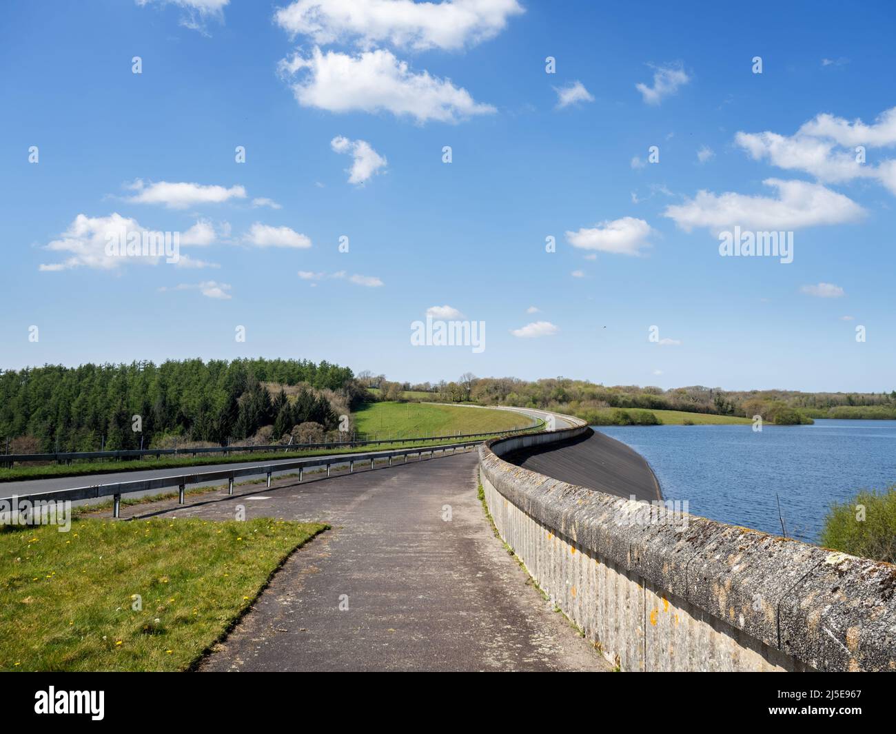 Vue le long de la route sur le barrage et le réservoir de Roadford, lac. Cornouailles, Angleterre. Banque D'Images