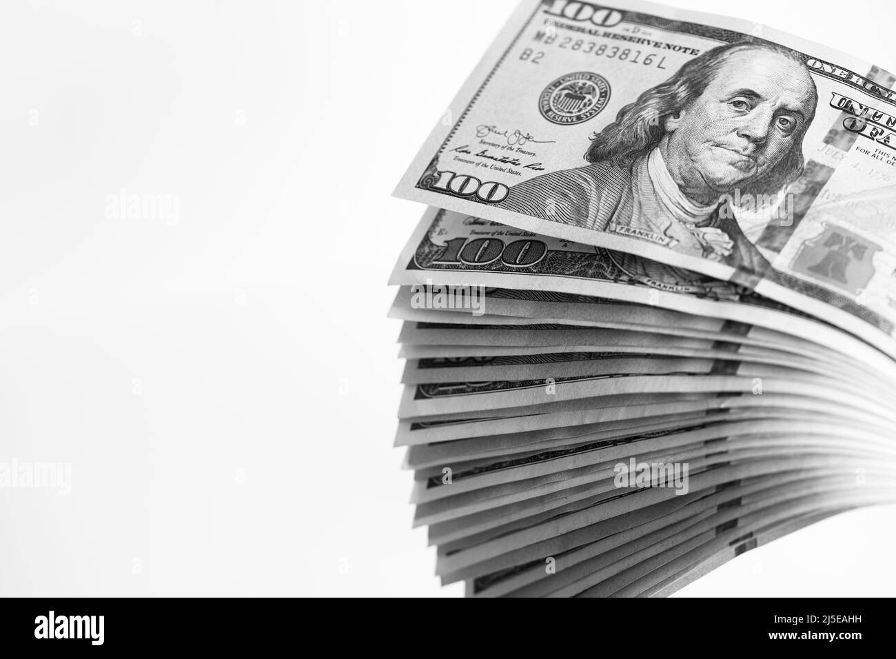 Us 100 dollar bill pile Banque d'images noir et blanc - Alamy