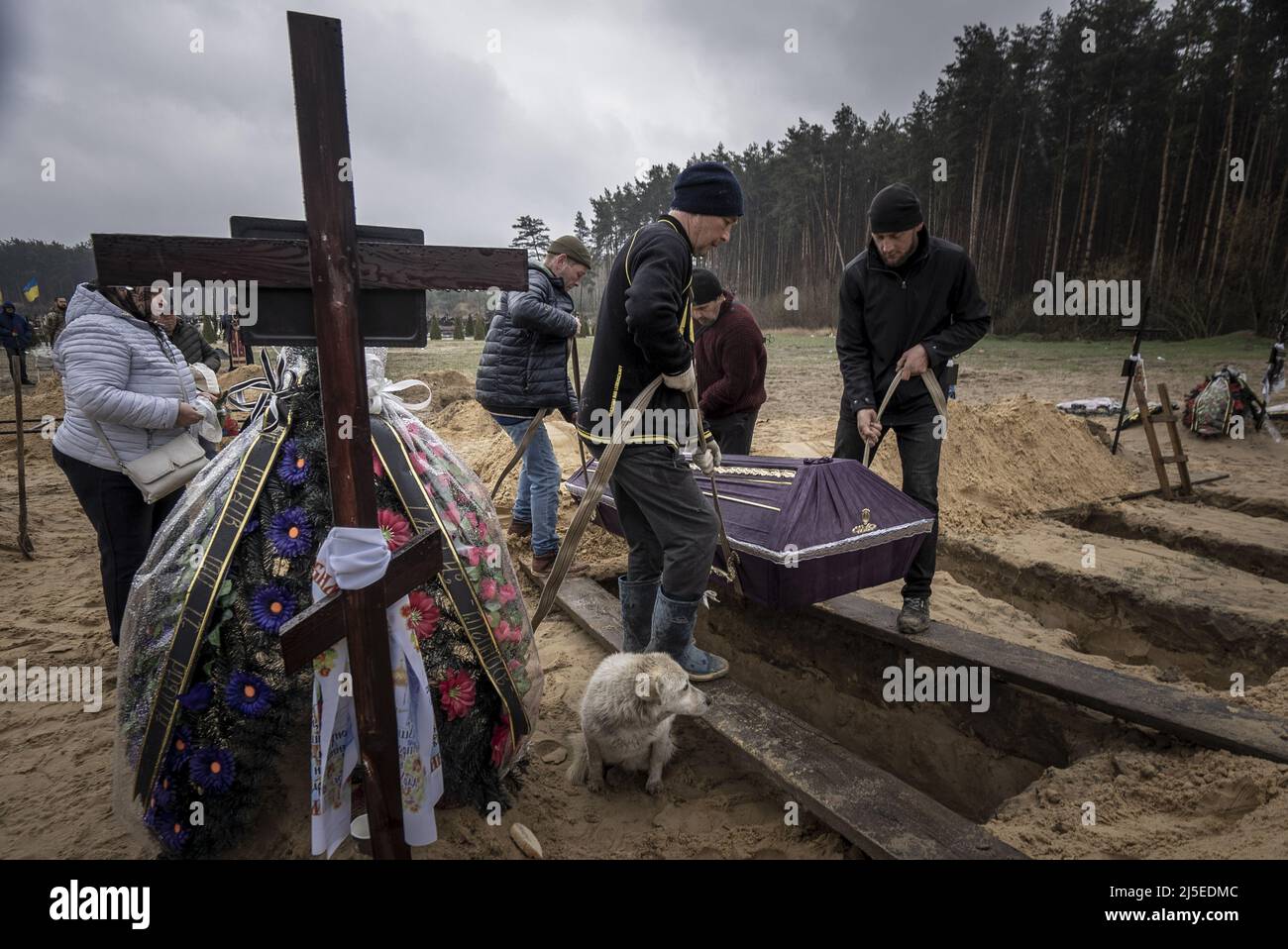 Irpin, Ukraine. 22nd avril 2022. Soroka Vira Stepanovna, 69 ans, est enterré dans un cimetière d'Irpin le vendredi 22 avril 2022. Malgré les dommages causés à l'appartement par les attaques russes, la cause de la mort était l'insuffisance cardiaque. Un commandant militaire à Moscou a déclaré vendredi que l'objectif de la nouvelle phase de la guerre de la Russie est de prendre le contrôle intégral de l'Ukraine du sud et de l'est et de relier la région du Donbass à la Crimée par voie terrestre. Photo de Ken Cedeno/UPI . Crédit : UPI/Alay Live News Banque D'Images