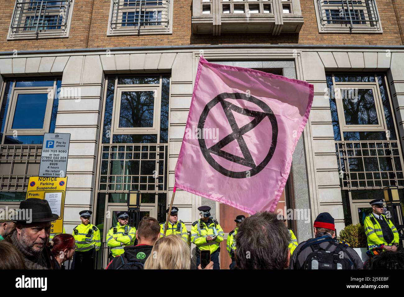 Les bureaux de BP à Londres ont été la cible de manifestations de la rébellion contre l'extinction, mais ont été fortement protégés par la police. Siège social de la place Saint-James Banque D'Images