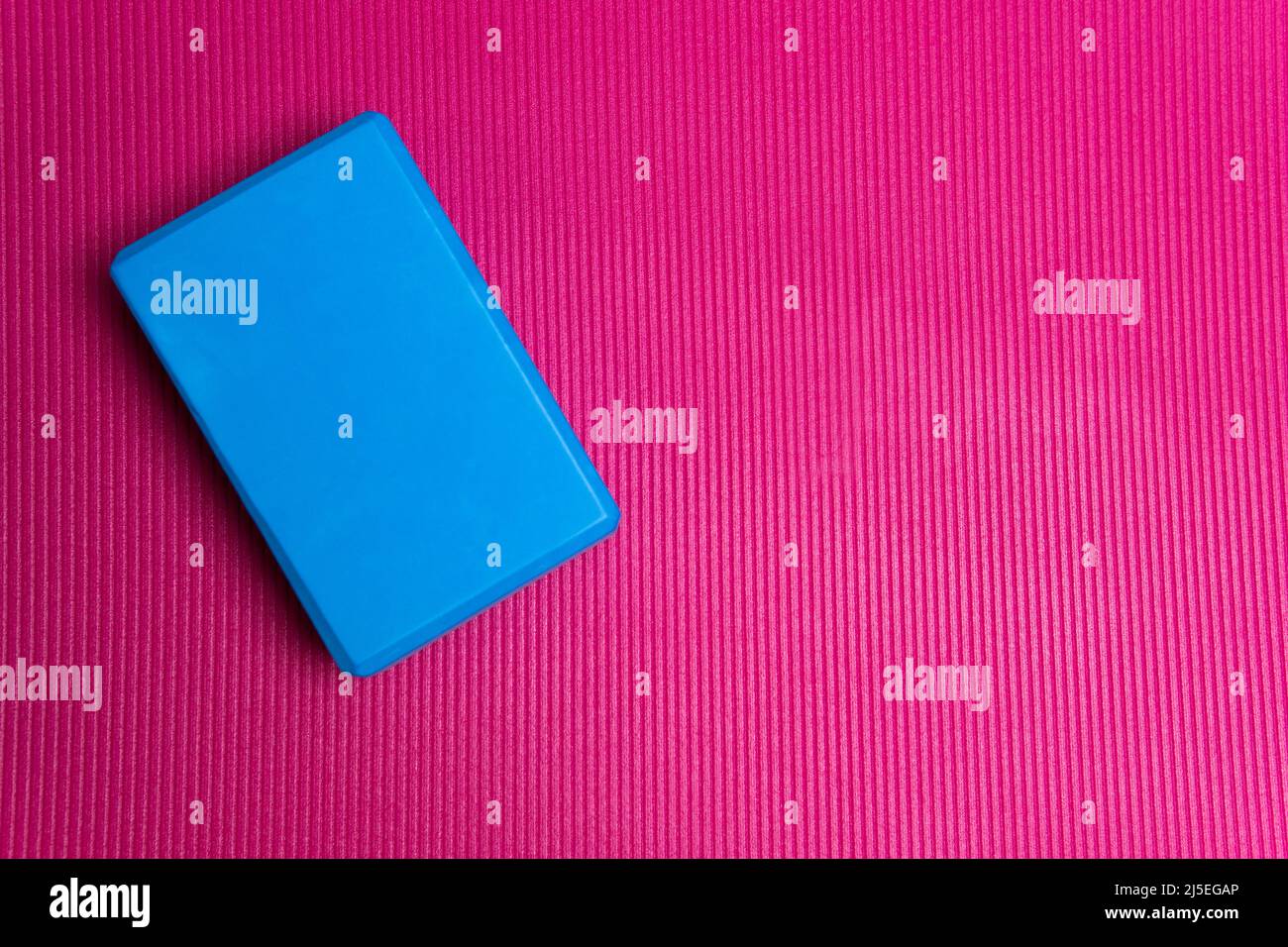 Fond carré yoga espace rouge design résumé sport style de vie, concept sain style de vie copie avant pour tapis et positif intérieur, studio asana Banque D'Images