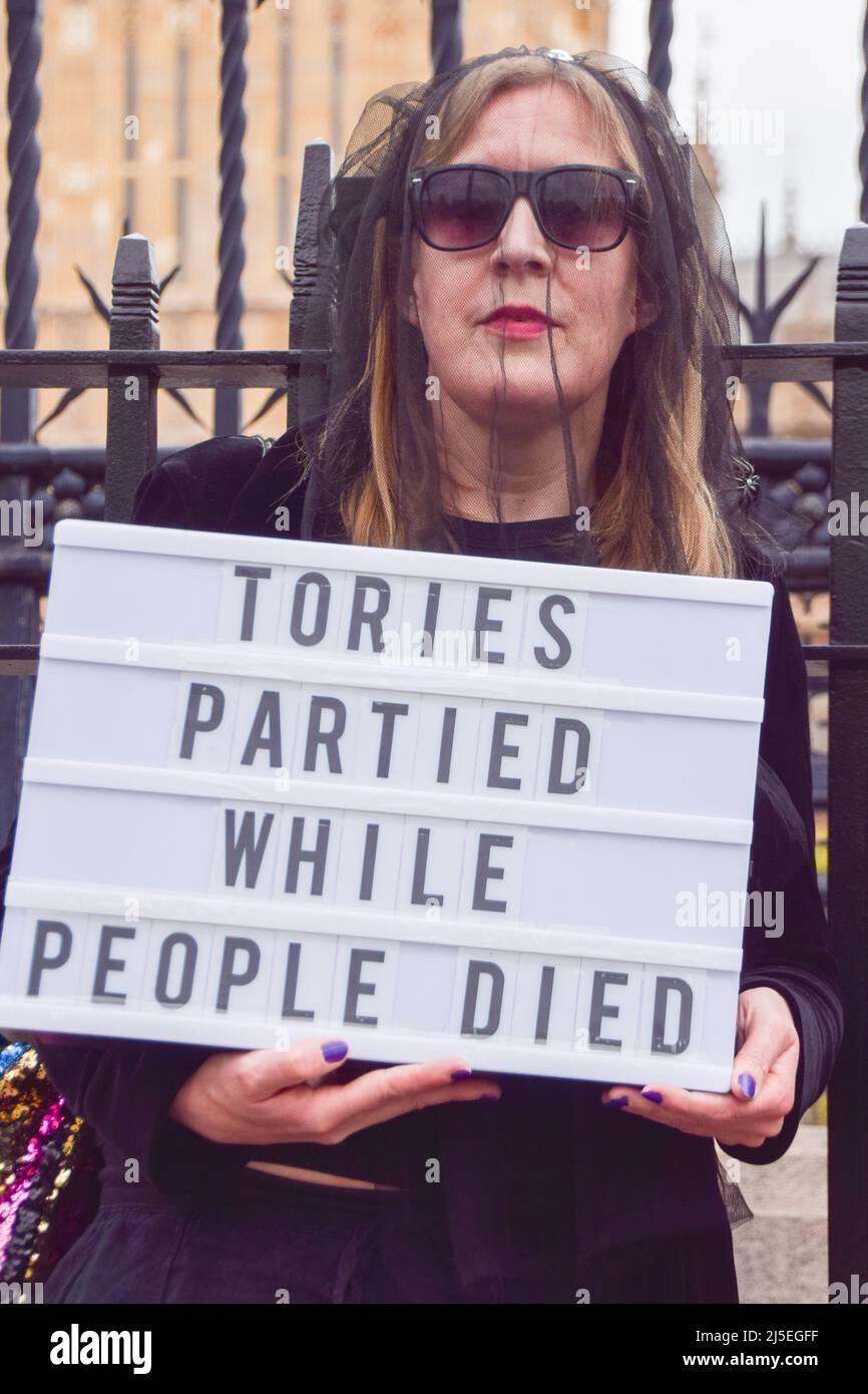 Londres, Royaume-Uni. 19th avril 2022. Des manifestants anti-Boris Johnson se sont rassemblés sur la place du Parlement avant la comparution du premier ministre à la Chambre des communes, où il devait s'attaquer au scandale du Partygate. Banque D'Images