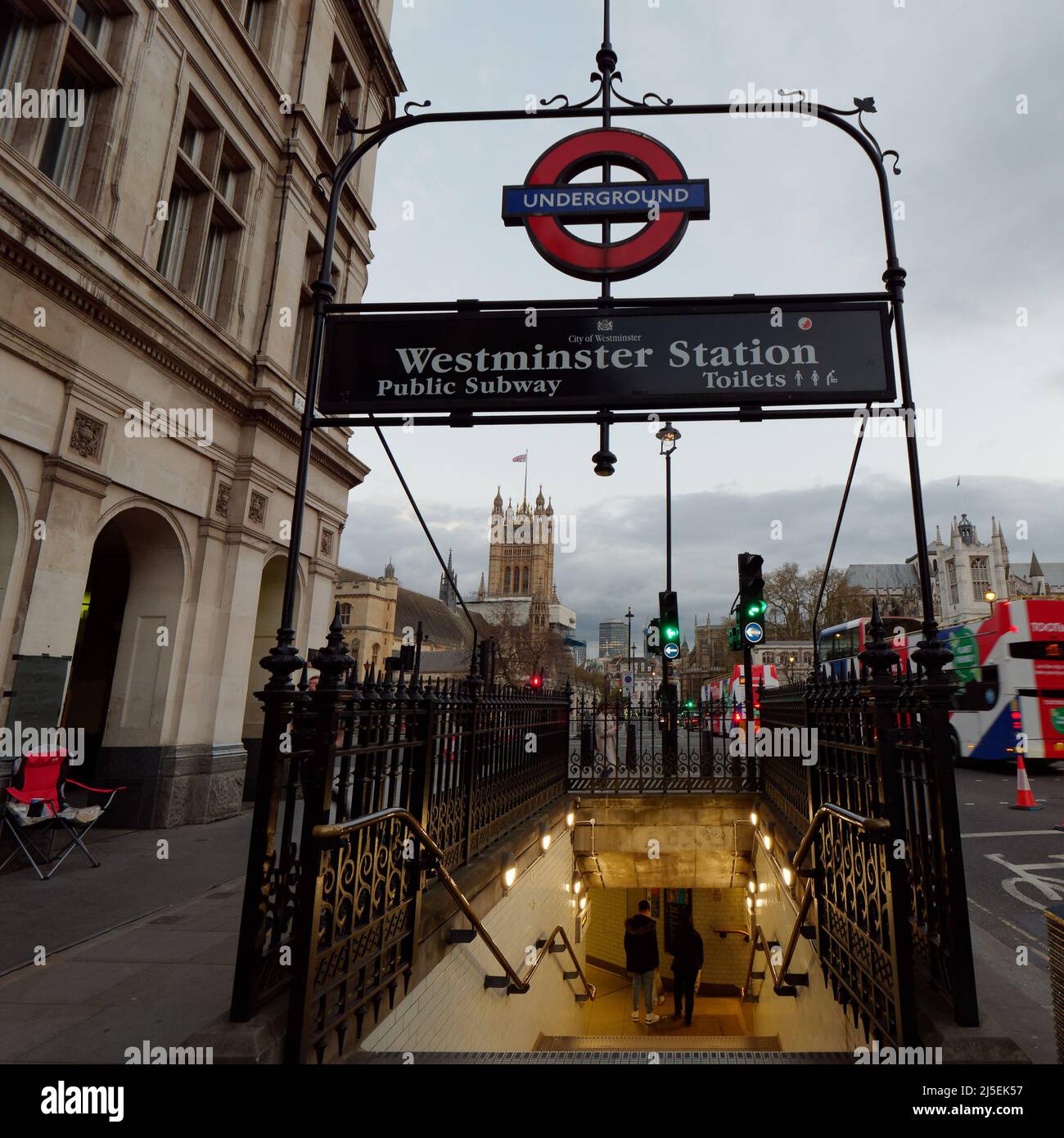 Londres, Grand Londres, Angleterre, 13 avril 2022 : métro de Westminster la nuit, chambres du Parlement derrière. Banque D'Images