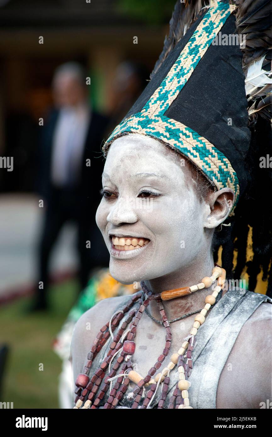 Danseuse tanzanienne en costume traditionnel qui se présente pour la première du tour royal de Tanzanie. Banque D'Images