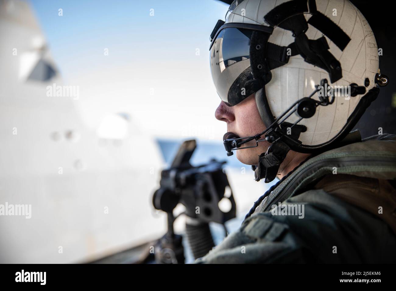 CPL. De la Marine américaine Jayden Schneider un UH-1Y Chef d'équipage Venom avec le Marine Light Attack Helicopter Squadron 169, Marine Aircraft Group 39, 3rd Marine Aircraft Wing (MAW), observe la zone près de l'USS Michael Monsoor (DDG 1001), un destroyer de classe Zumwalt, au large de Camp Pendleton, Californie, le 20 avril 2022. La mission d'entraînement a été organisée comme moyen de maintenir l'intégration navale, les capacités opérationnelles et de s'assurer que 3rd MAW restent prêtes à la mission. (É.-U. Photo du corps marin par Sgt. Samuel Ruiz) Banque D'Images