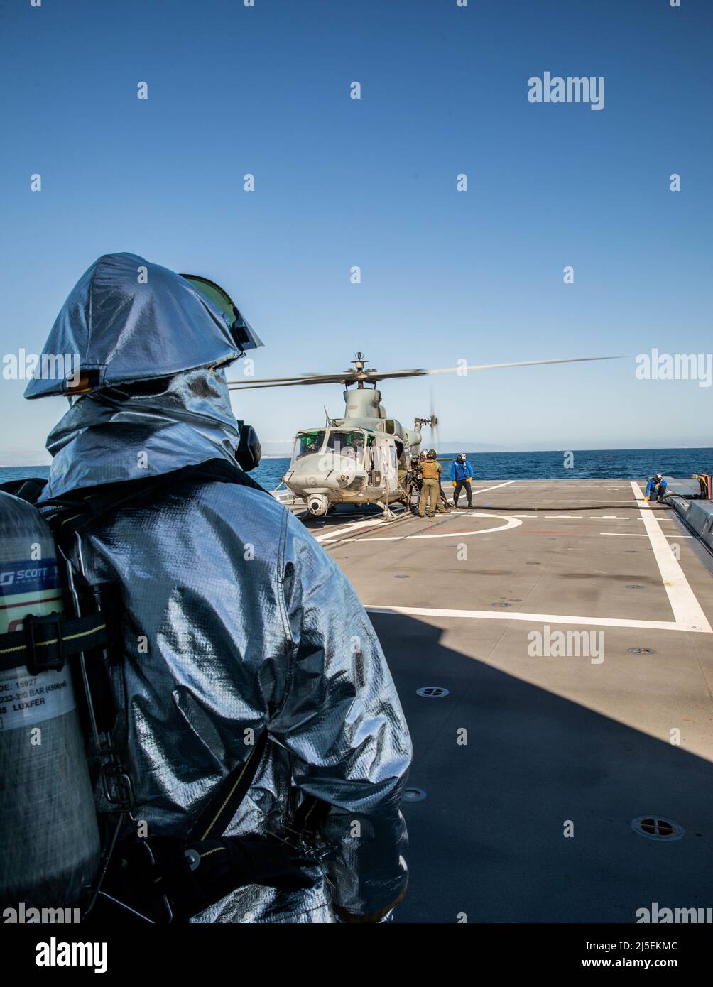 Les marins de la marine américaine avec l'USS Michael Monsoor (DDG 1001), un destroyer de classe Zumwalt, ravitaillent un corps de marine américain UH-1Y Venom avec l'escadron d'hélicoptère d'attaque de lumière marine 169, Groupe d'aéronefs marins 39, 3rd Escadre d'aéronefs marins (MAW), à bord du pont de vol au large de Camp Pendleton, Californie, le 20 avril 2022. La mission d'entraînement a été organisée comme moyen de maintenir l'intégration navale, les capacités opérationnelles et de s'assurer que 3rd MAW restent prêtes à la mission. (É.-U. Photo du corps marin par Sgt. Samuel Ruiz) Banque D'Images