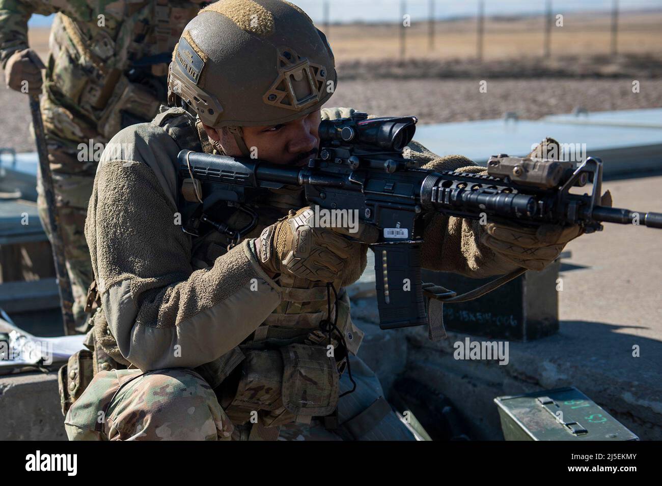 L'aviateur Trent Griffin, défenseur de l'escadron 841st des Forces de sécurité des missiles, garde une installation de lancement de missiles lors d'un exercice d'entraînement le 19 avril 2022, près de la base aérienne de Malmstrom, au Mont. Griffin, a répondu à des combattants ennemis simulés pendant l'exercice à l'installation de lancement. L'exercice a été conçu pour tester le travail d'équipe, la létalité et les tactiques des défenseurs pendant les scénarios de combat. (É.-U. Photo de la Force aérienne par Airman 1st classe Elijah Van Zandt) Banque D'Images