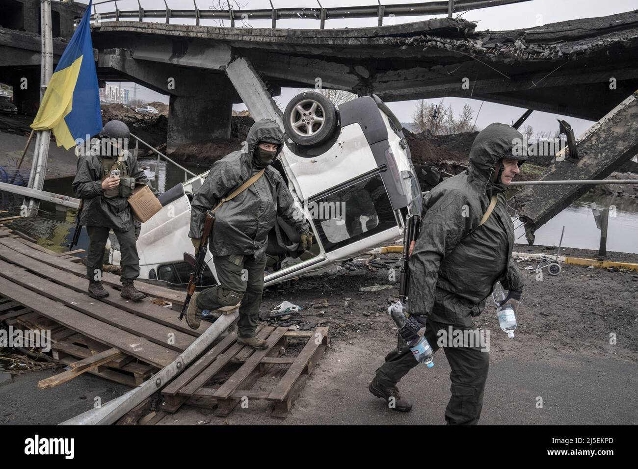 Irpin, Ukraine. 22nd avril 2022. Les soldats ukrainiens traversent le pont détruit traversant la rivière Irpin depuis la ville d'Irpin, à seulement 20 kilomètres au nord-ouest de Kiev, en Ukraine, le vendredi 22 avril 2022. Le pont a été soufflé par les forces ukrainiennes pour bloquer - ou du moins ralentir - l'armure russe atteignant Kiev, la capitale de l'Ukraine. Un commandant militaire à Moscou a déclaré vendredi que l'objectif de la nouvelle phase de la guerre de la Russie est de prendre le contrôle intégral de l'Ukraine du sud et de l'est et de relier la région du Donbass à la Crimée par voie terrestre. Photo de Ken Cedeno/UPI . Crédit : UPI/Alay Live News Banque D'Images