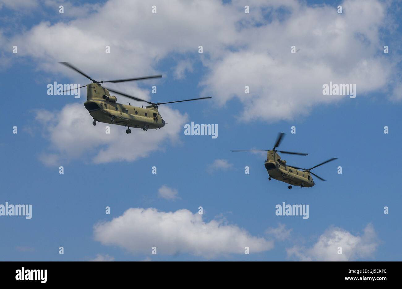 Des soldats de l'équipe de combat de la 3rd Brigade, 101st Airborne Division (AASLT) embarquèrent à bord d'un Chinook pour être transporté dans la zone d'entraînement, lançant ainsi l'opération Alétal Eagle II, le 22 avril 2022, sur le fort Campbell. Le jeu de létal Eagle est un exercice d'entraînement à l'échelle de la division conçu pour produire des escadrons et des pelotons létaux, fondés sur des principes de base, prêts pour des opérations de contingence sur les champs de bataille d'aujourd'hui. (É.-U. Photos de l'armée: SPC. John Simpson) Banque D'Images