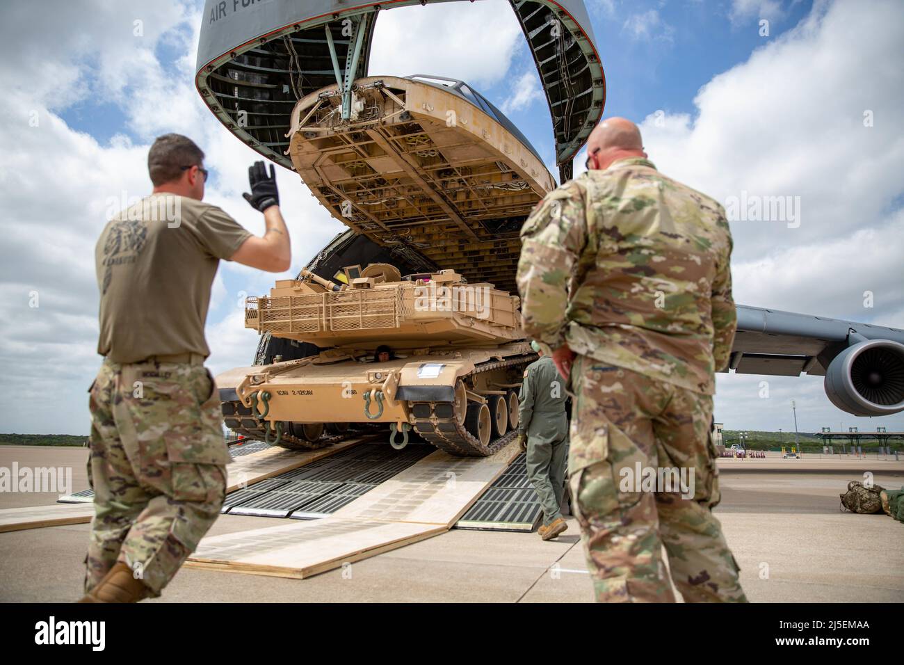 Des soldats de l’armée américaine affectés à la division de Cavalry 1st, guident un char M1 Abrams dans une Super Galaxy C-5M d’un escadron de transport aérien 68th, le 20 avril 2022, à l’aérodrome de l’armée Robert Gray, à fort Hood, au Texas. Les membres du 68th AS ont pris l'avion de Kelly Field à fort Hood pour ramasser des expositions statiques pour le grand salon de l'aéronautique du Texas. (É.-U. Photo de la Force aérienne par 2D Lt Robert H. Dabbs) Banque D'Images