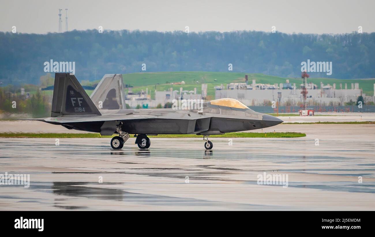 Un pilote de la US Air Force guide son F-22 Raptor vers une place de stationnement sur la ligne de vol de la base de la Garde nationale aérienne du Kentucky à Louisville, Ky., le 21 avril 2022. L’équipe de démonstration de Raptor à deux navires fera partie des faits saillants de l’exposition aérienne de cette année sur le tonnerre au-dessus de Louisville, qui aura lieu sur les rives de la rivière Ohio, au centre-ville de Louisville, le 23 avril. L'événement, qui célèbre le 75th anniversaire de la United States Air Force, devrait inclure plus de 30 avions militaires et civils, y compris le B-2 Spirit, C-17 Globemaster III, CV-22 Osprey, CH-53 Sea Stallion, F-16 Viper et UH Banque D'Images
