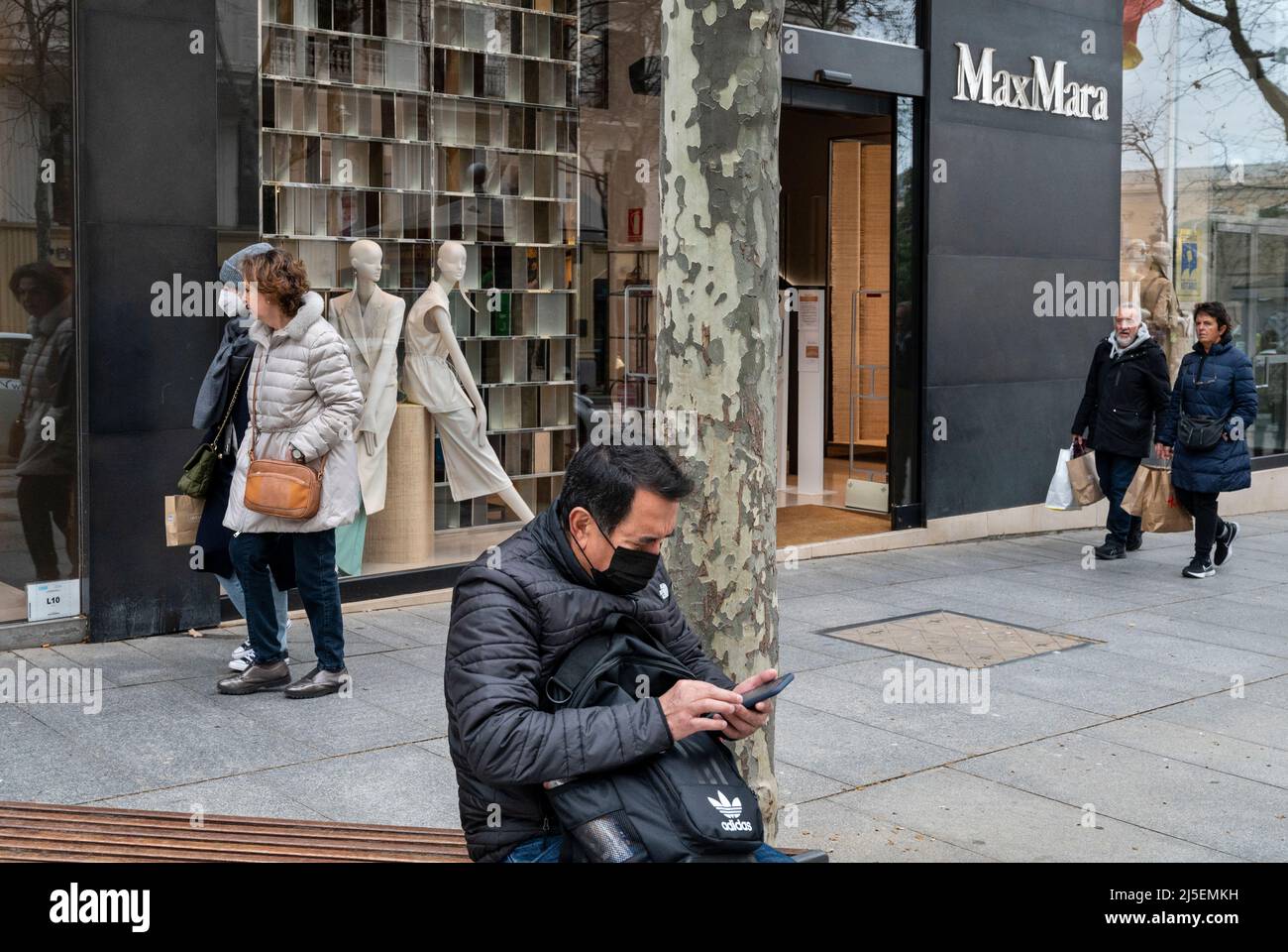 Madrid, Espagne. 22nd avril 2022. Les piétons marchent devant la marque italienne Max Mara (MaxMara) magasin vu en Espagne. (Photo de Xavi Lopez/SOPA Images/Sipa USA) crédit: SIPA USA/Alay Live News Banque D'Images