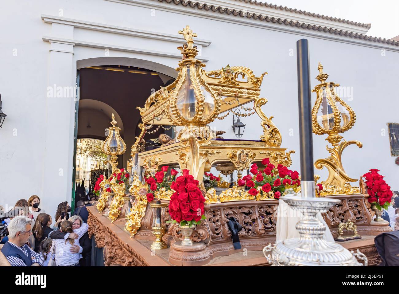 Huelva, Espagne - 14 avril 2022 : trône ou plate-forme du paso du Saint-Burial (Santo Entierro) en procession de la semaine Sainte Banque D'Images