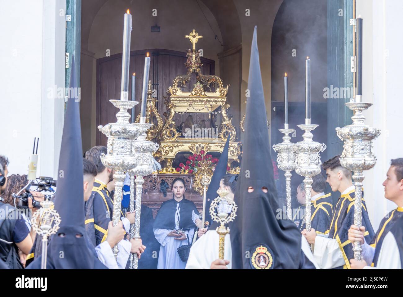 Huelva, Espagne - 14 avril 2022 : trône ou plate-forme du paso du Saint-Burial (Santo Entierro) quittant le temple pour commencer en procession du Saint-W. Banque D'Images