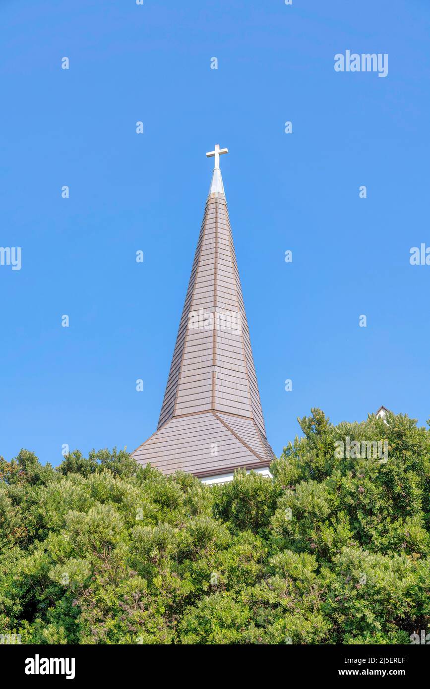 Vue sur un clocher d'une église avec croix au sommet de San Francisco, Californie Banque D'Images