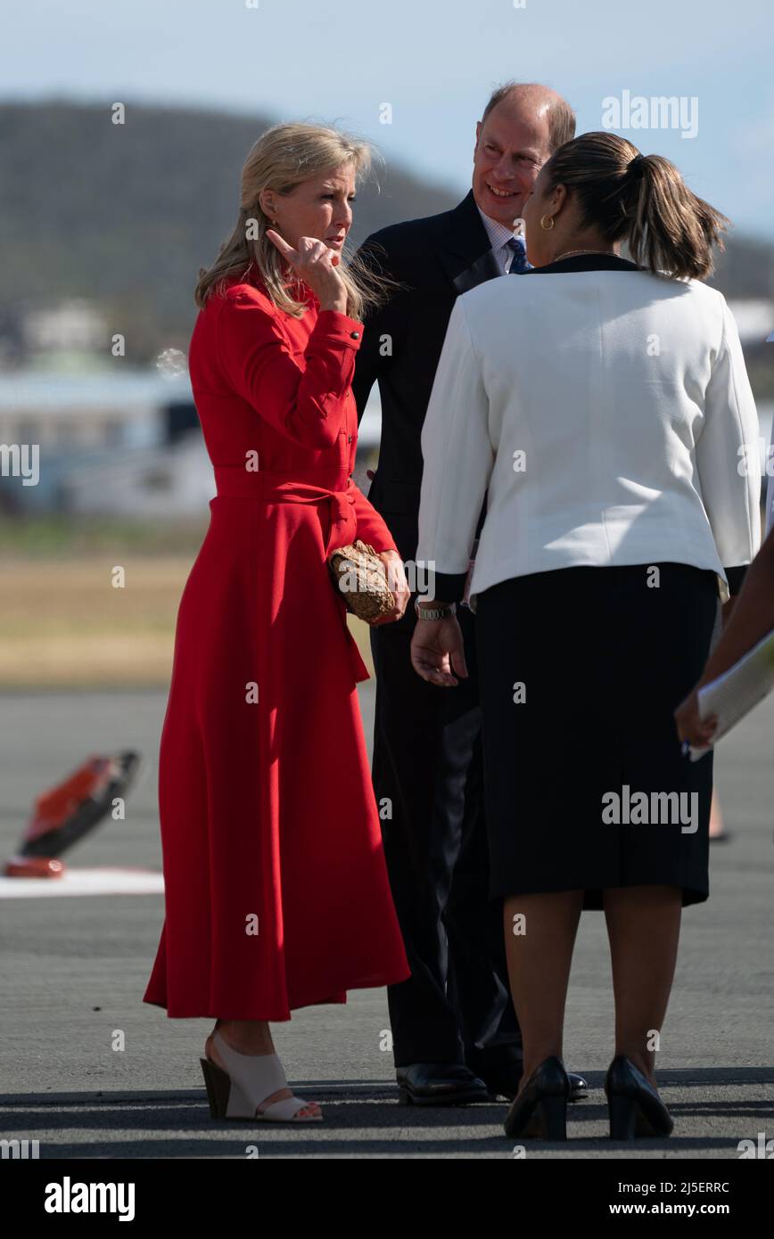 Le comte et la comtesse de Wessex arrivent à l'aéroport international