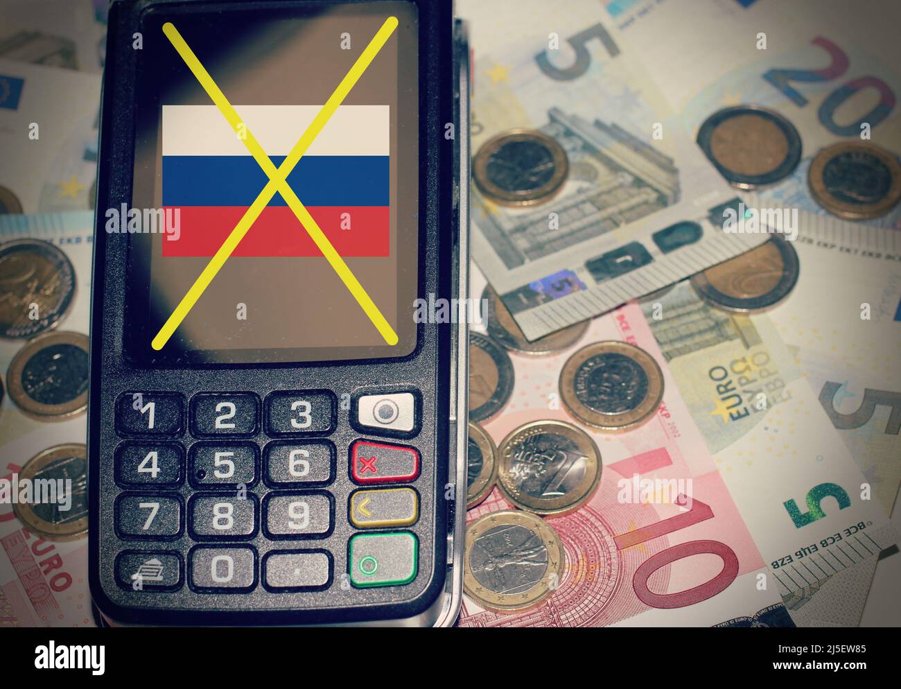 Drapeau russe à l'intérieur du terminal de la carte de crédit et pièces et billets de banque comme arrière-plan. Concept de sanctions contre la Russie. Banque D'Images