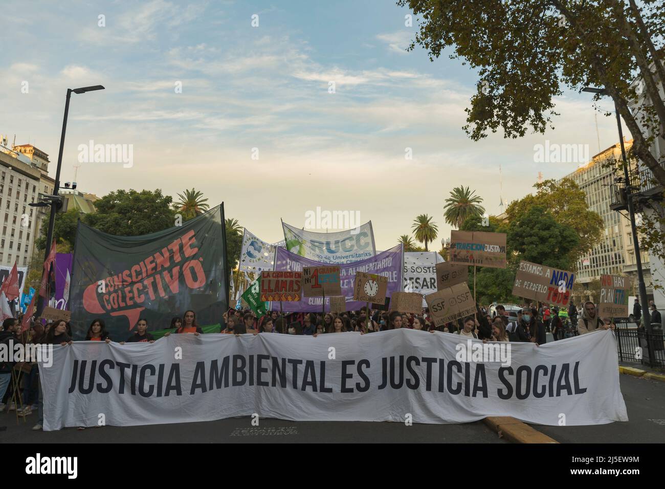 Buenos Aires, Argentine, 22nd avril 2022. Le jour de la Terre, des organisations sociales, environnementales et politiques ont défilé dans la ville. Les principales revendications étaient la loi sur les zones humides, le plan global de transition énergétique et la promotion de l'agroécologie pour la souveraineté alimentaire. (Credit image: Esteban Osorio/Alay Live News) Banque D'Images