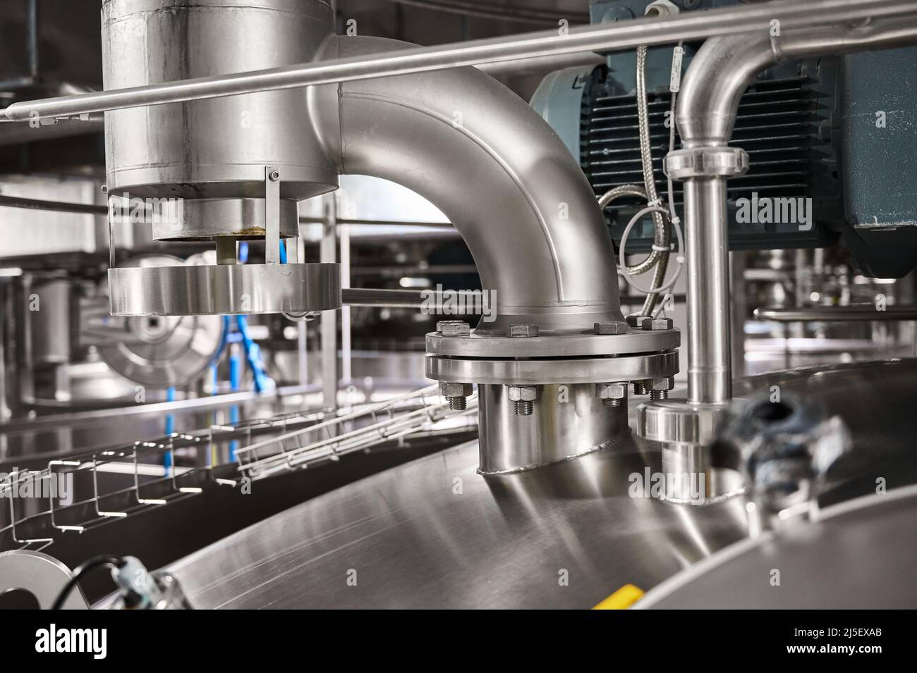 Tuyaux avec brides sur la citerne pour produits laitiers fermentés Banque D'Images