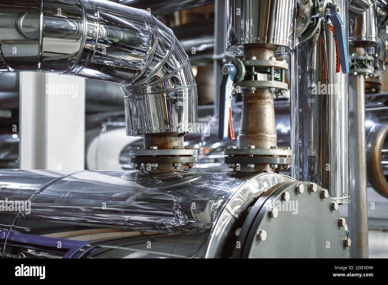 Réservoir cylindrique et système de tuyauterie à l'usine de production Banque D'Images